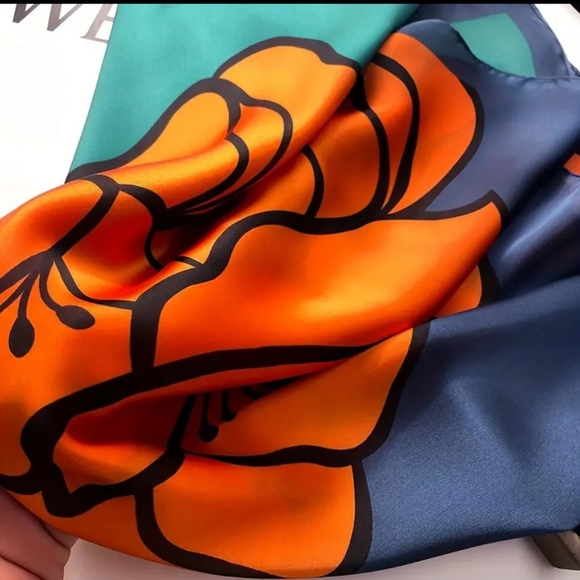 New! Lovely Square  print  scarf - Picture 6 of 9